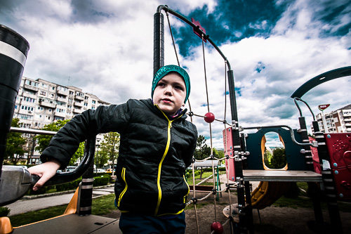 Dziecko na placu zabaw, fot. Piotr Kubic
