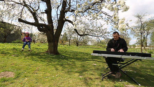 Pianino w ogrodzie fot. Piotr Kubic