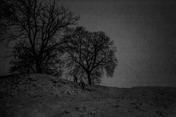 Wejście na Kopiec Krakusa zimą, w nocy, Kraków